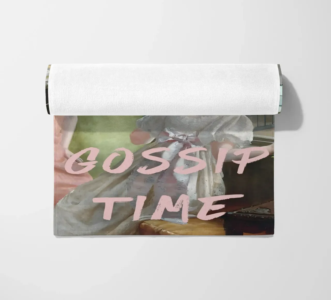 "Gossip Time" - Remix classico, pop art, umoristico, spilla di tendenza telo mare da NorwesClub