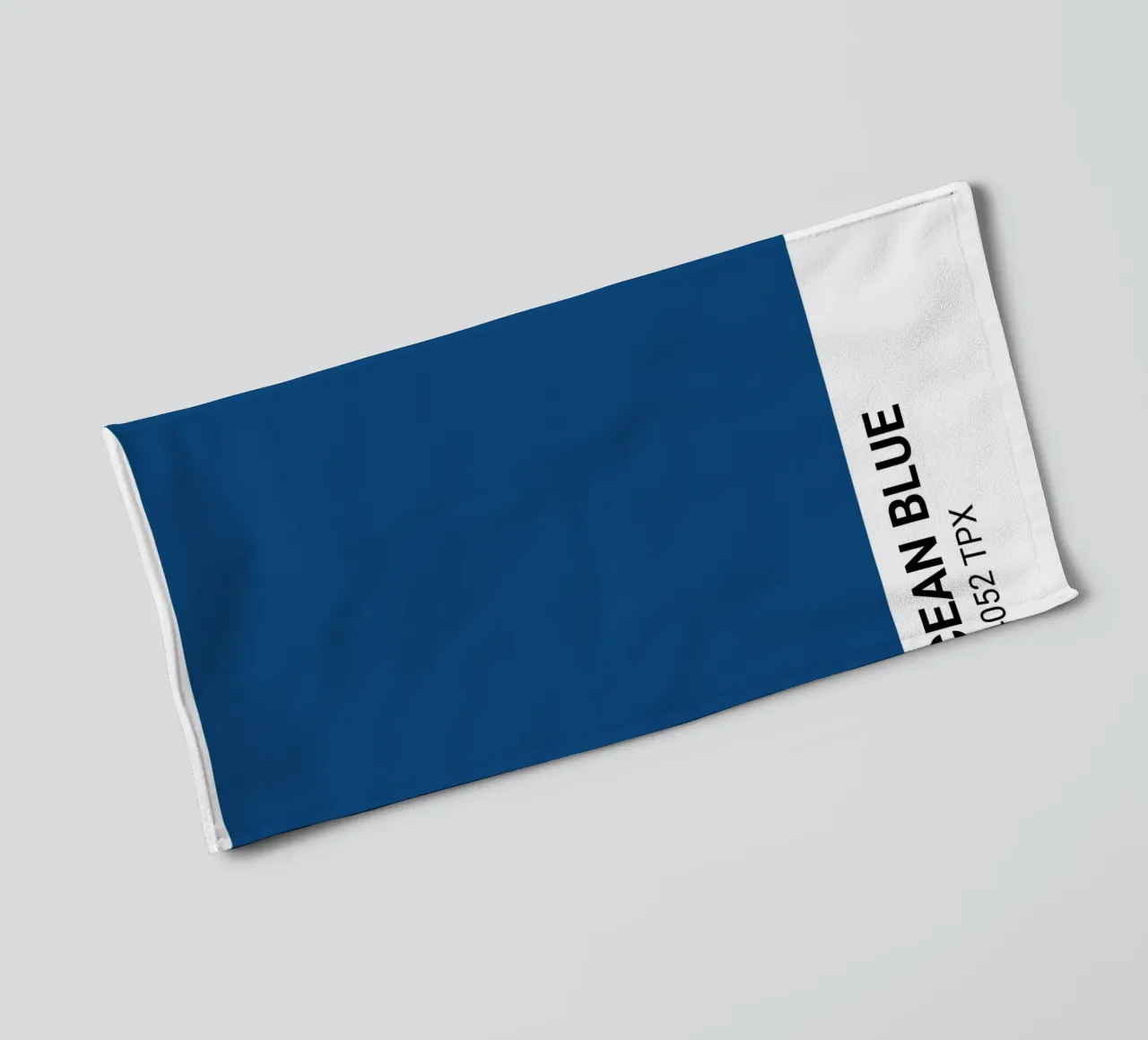 Bleu océan classique - Pantone Color Aesthetic Print serviette de bain de NorwesClub