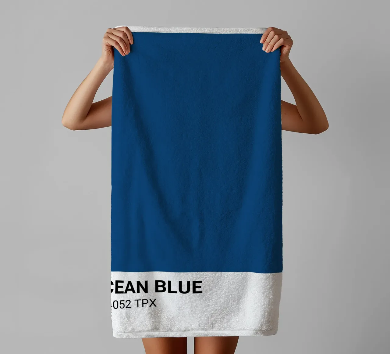 Bleu océan classique - Pantone Color Aesthetic Print serviette de bain de NorwesClub