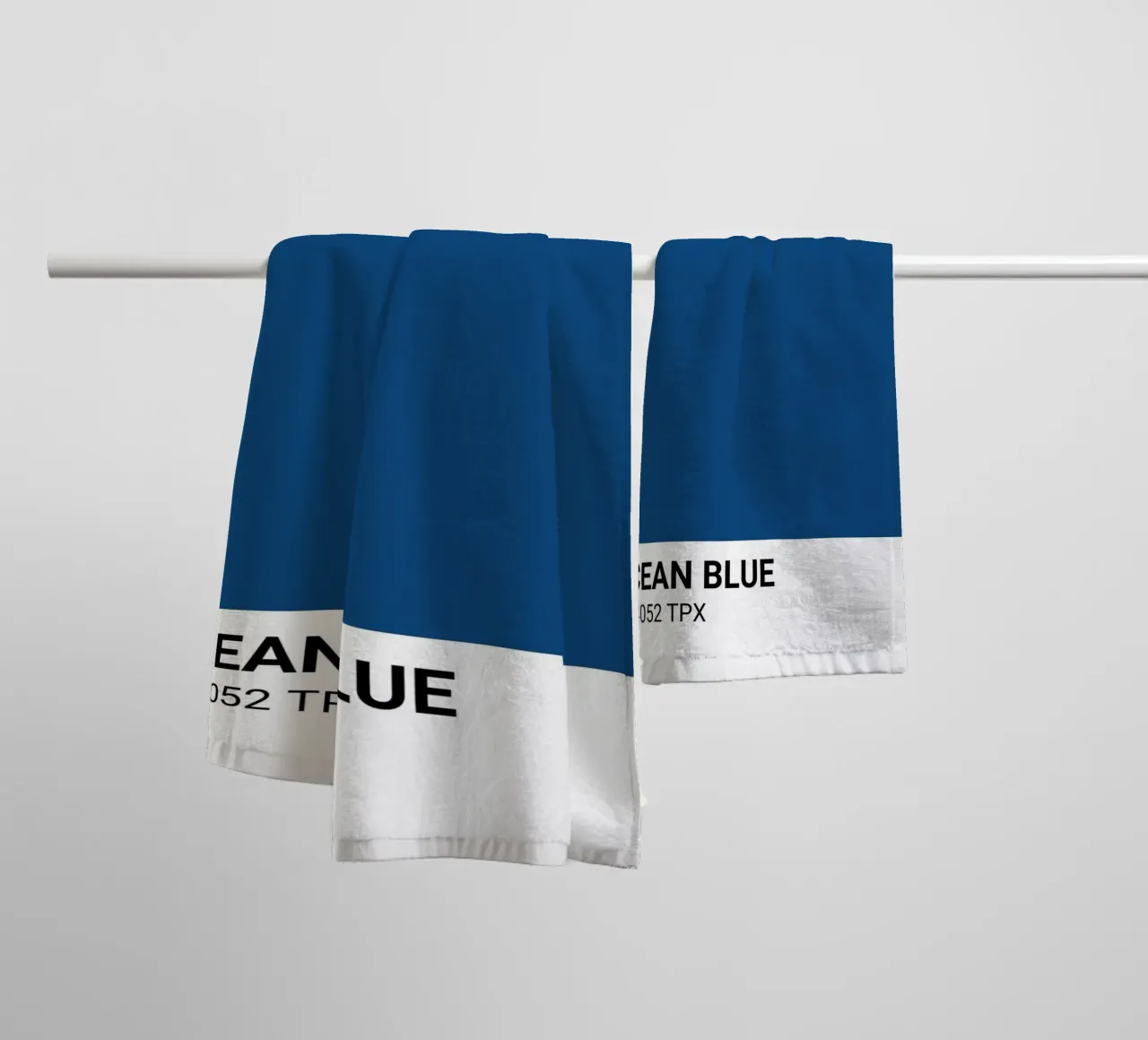 Bleu océan classique - Pantone Color Aesthetic Print serviette de bain de NorwesClub