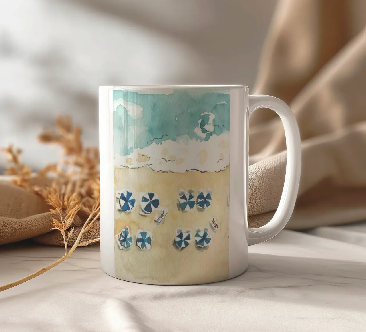 Scena aerea sulla spiaggia - Ombrelli acquerellati e onde dell'oceano tazza in ceramica da NorwesClub