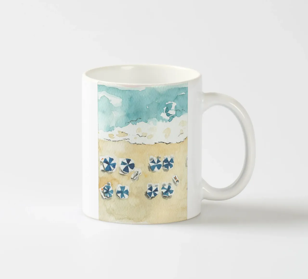 Scena aerea sulla spiaggia - Ombrelli acquerellati e onde dell'oceano tazza in ceramica da NorwesClub