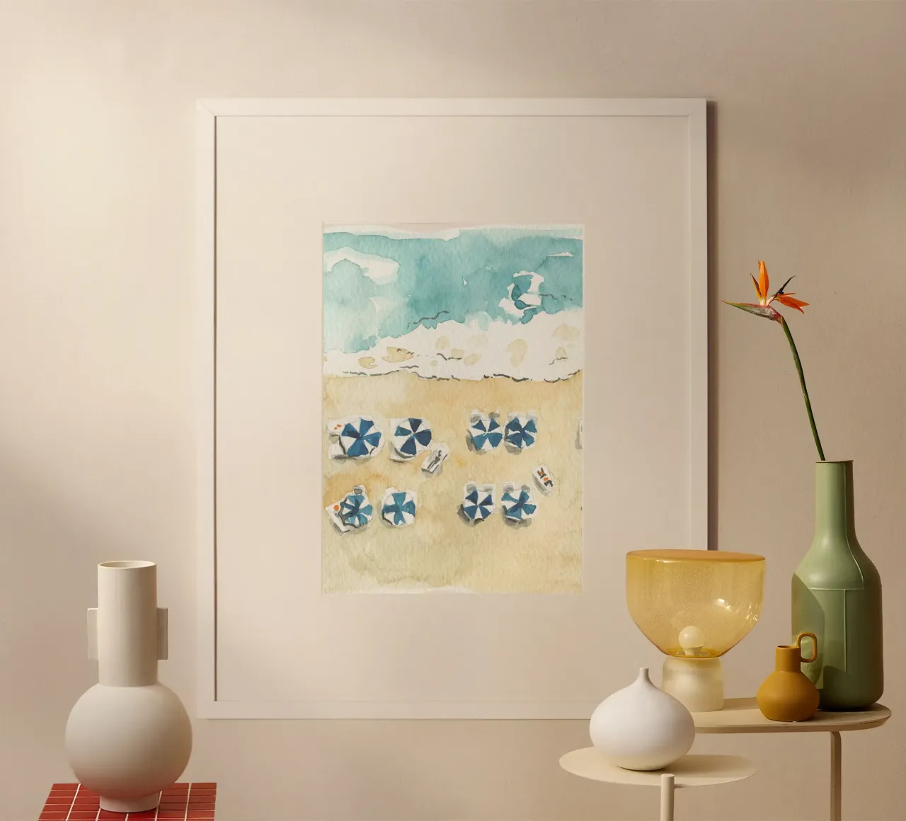Scena aerea sulla spiaggia - Ombrelli acquerellati e onde dell'oceano poster con telaio in alluminio da NorwesClub