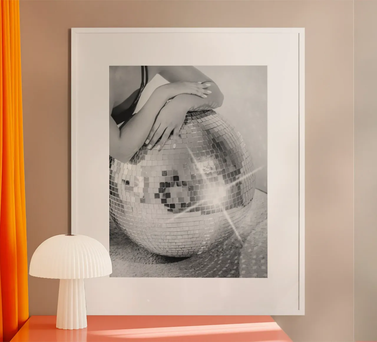 Disco Glow Fotografia in bianco e nero di palla da discoteca lucida poster con telaio in plastica da Dagmar Pels