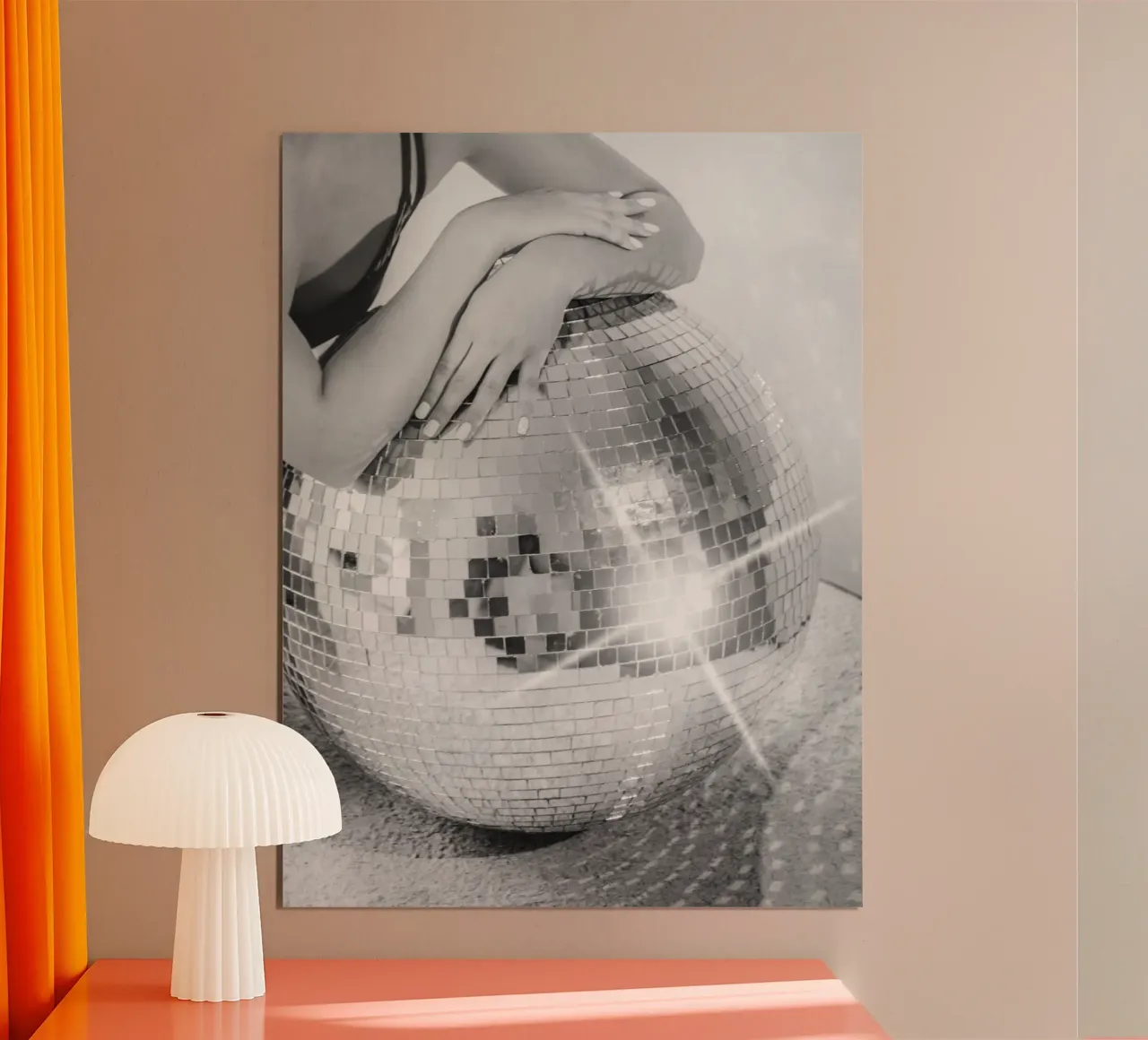 Disco Glow Fotografia in bianco e nero di palla da discoteca lucida poster con telaio in plastica da Dagmar Pels
