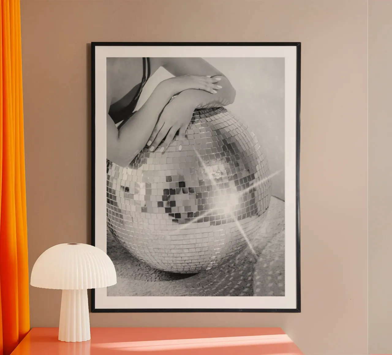 Disco Glow Fotografia in bianco e nero di palla da discoteca lucida poster con telaio in plastica da Dagmar Pels