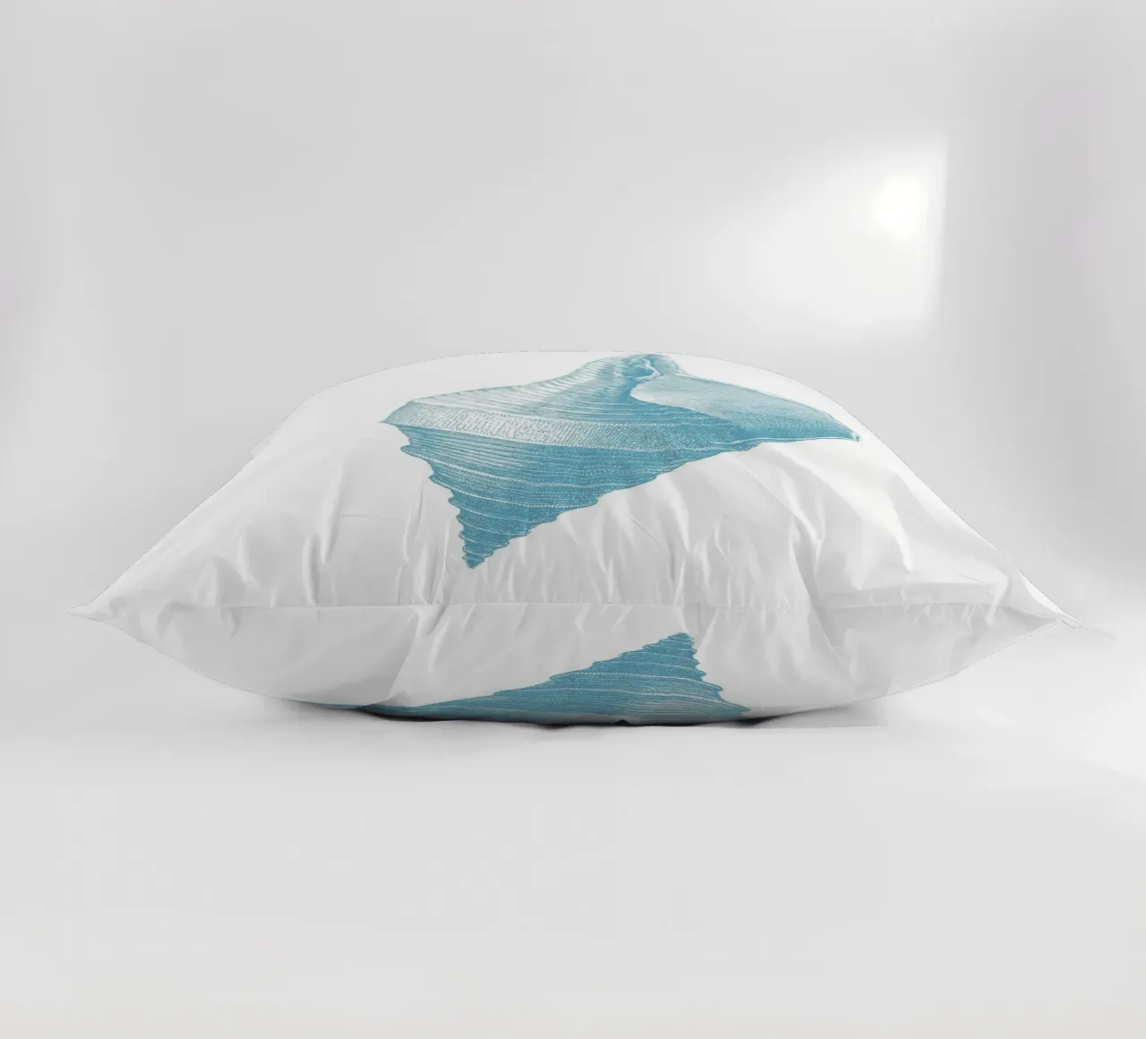 Elegant Conch Shell - Ocean Blue Etching Marine Art coussin de NorwesClub