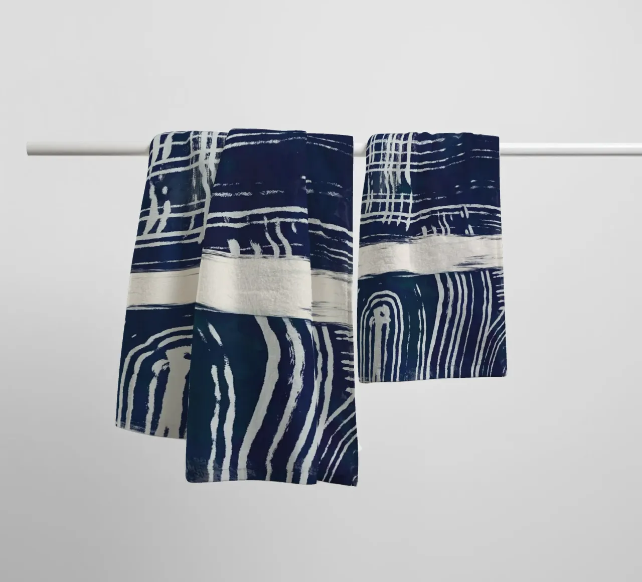 Ultramarine e line art asciugamano da bagno da Little Dean