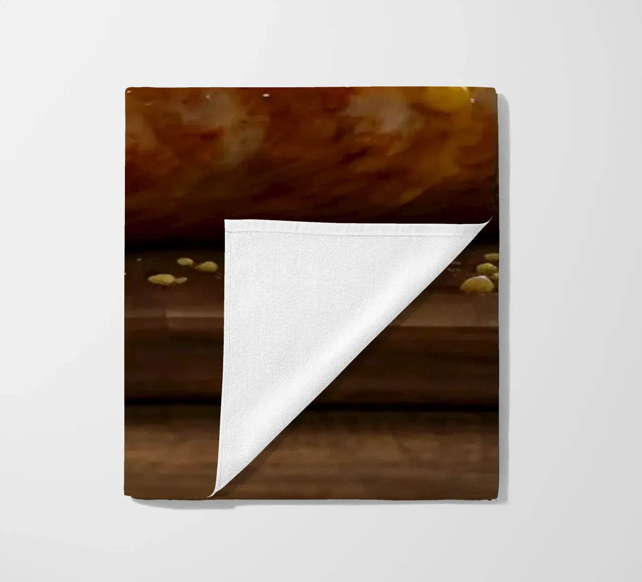 Una salsiccia succulenta condita con senape ed erbe aromatiche telo mare da DesignDoodle