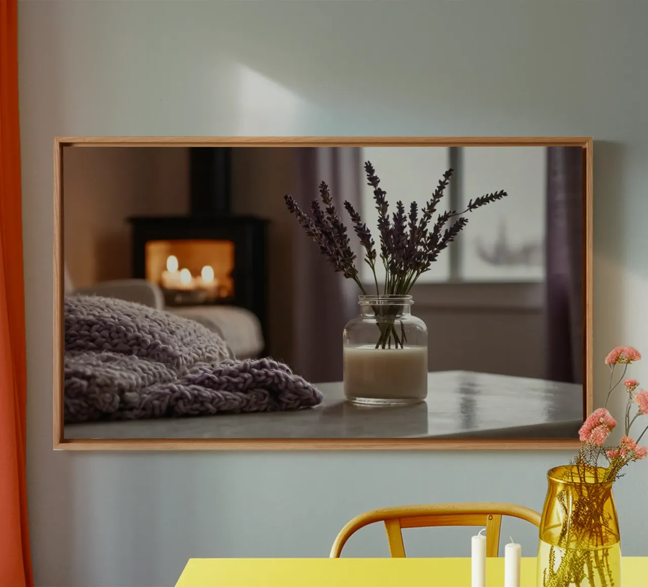Gezellige woonkamer met een lavendelboeket en warme open haard canvas met Baklijst van DesignDoodle