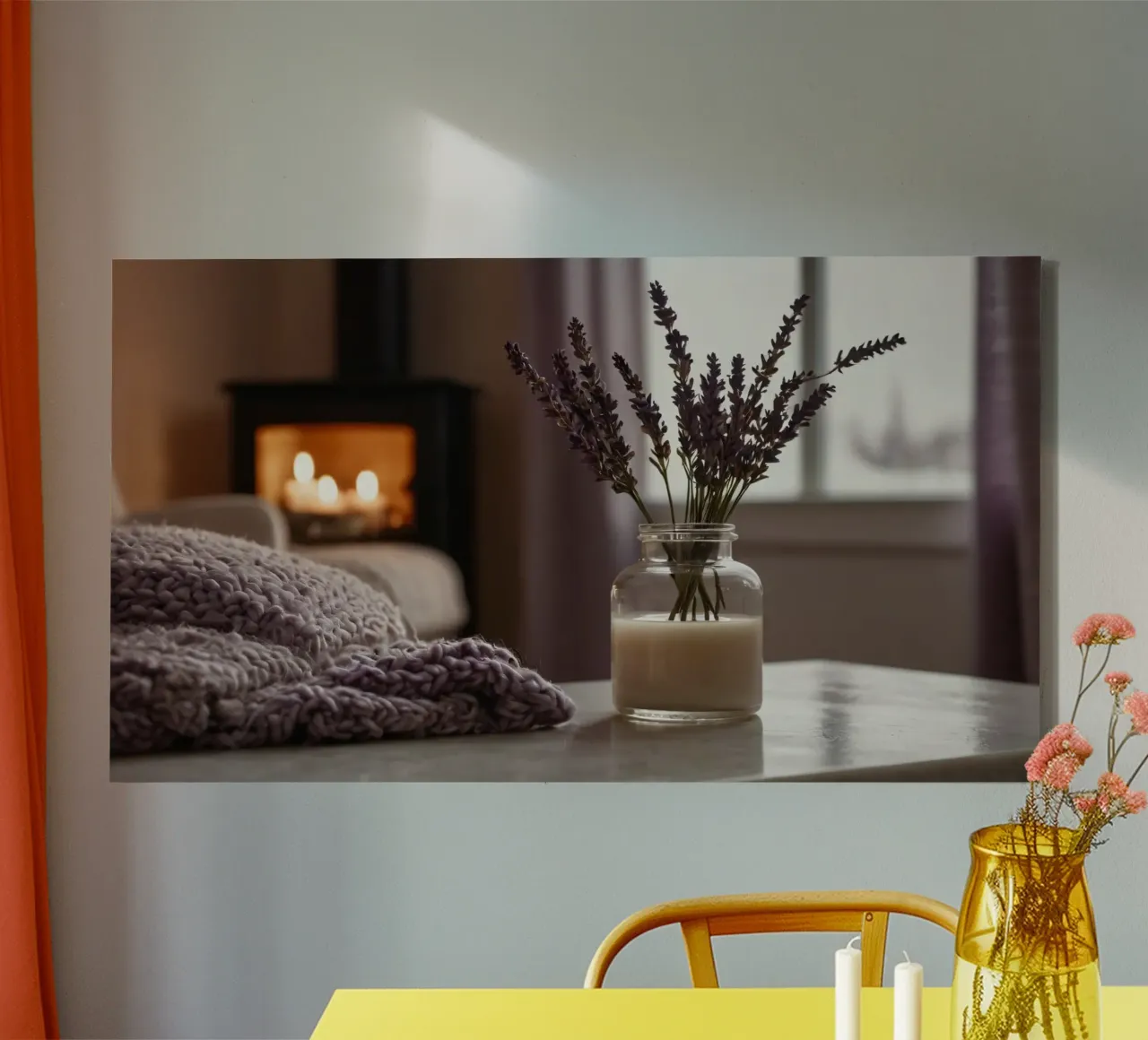 Gezellige woonkamer met een lavendelboeket en warme open haard canvas met Baklijst van DesignDoodle