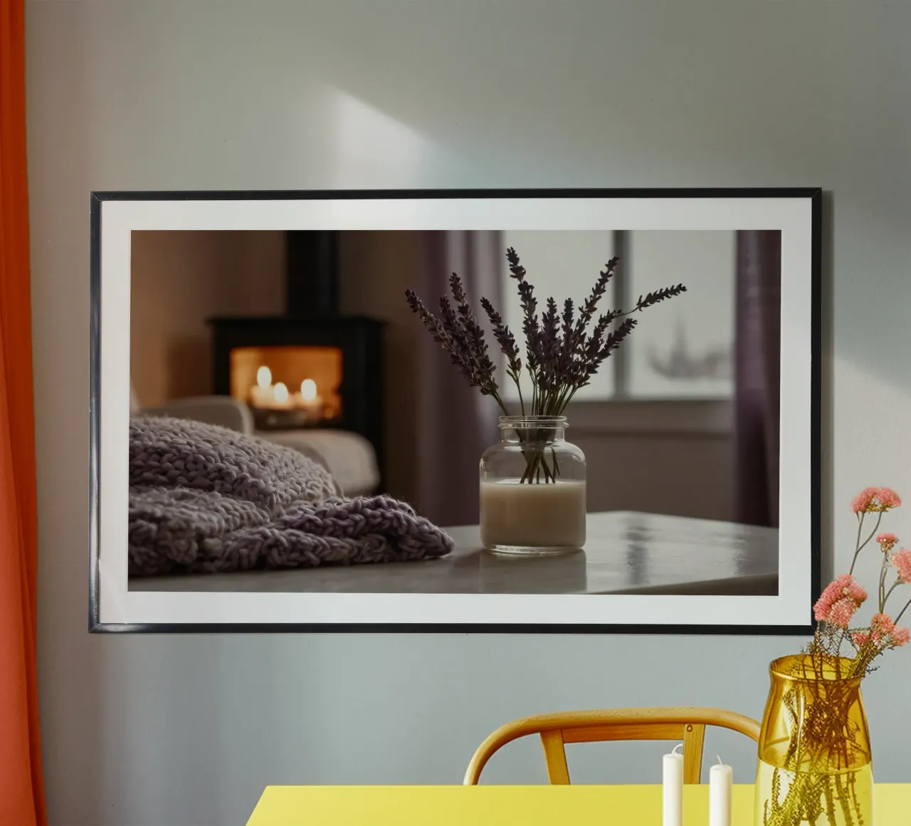 Soggiorno accogliente con un bouquet di lavanda e un caldo caminetto poster con telaio in alluminio da DesignDoodle