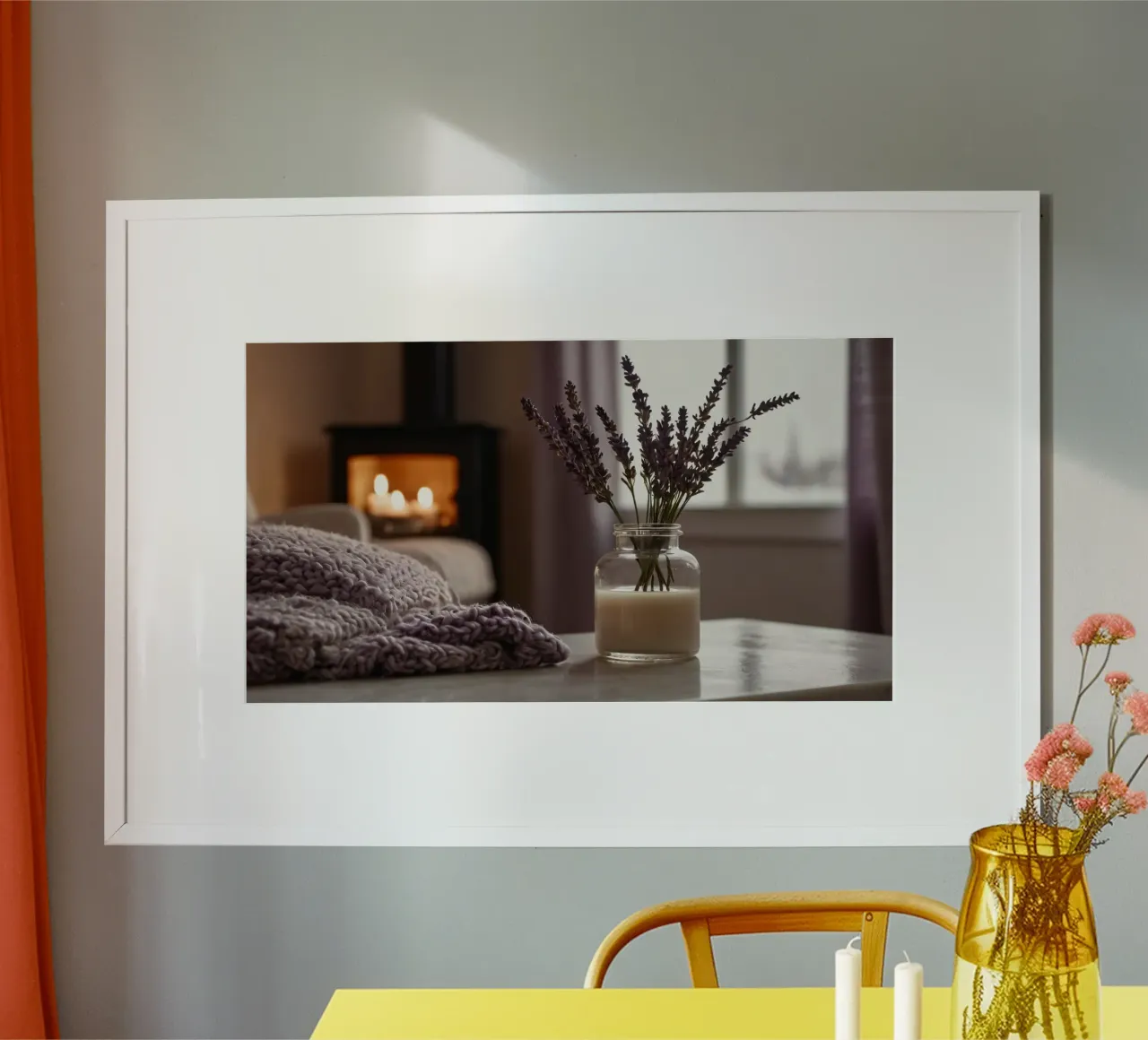 Soggiorno accogliente con un bouquet di lavanda e un caldo caminetto poster con telaio in alluminio da DesignDoodle