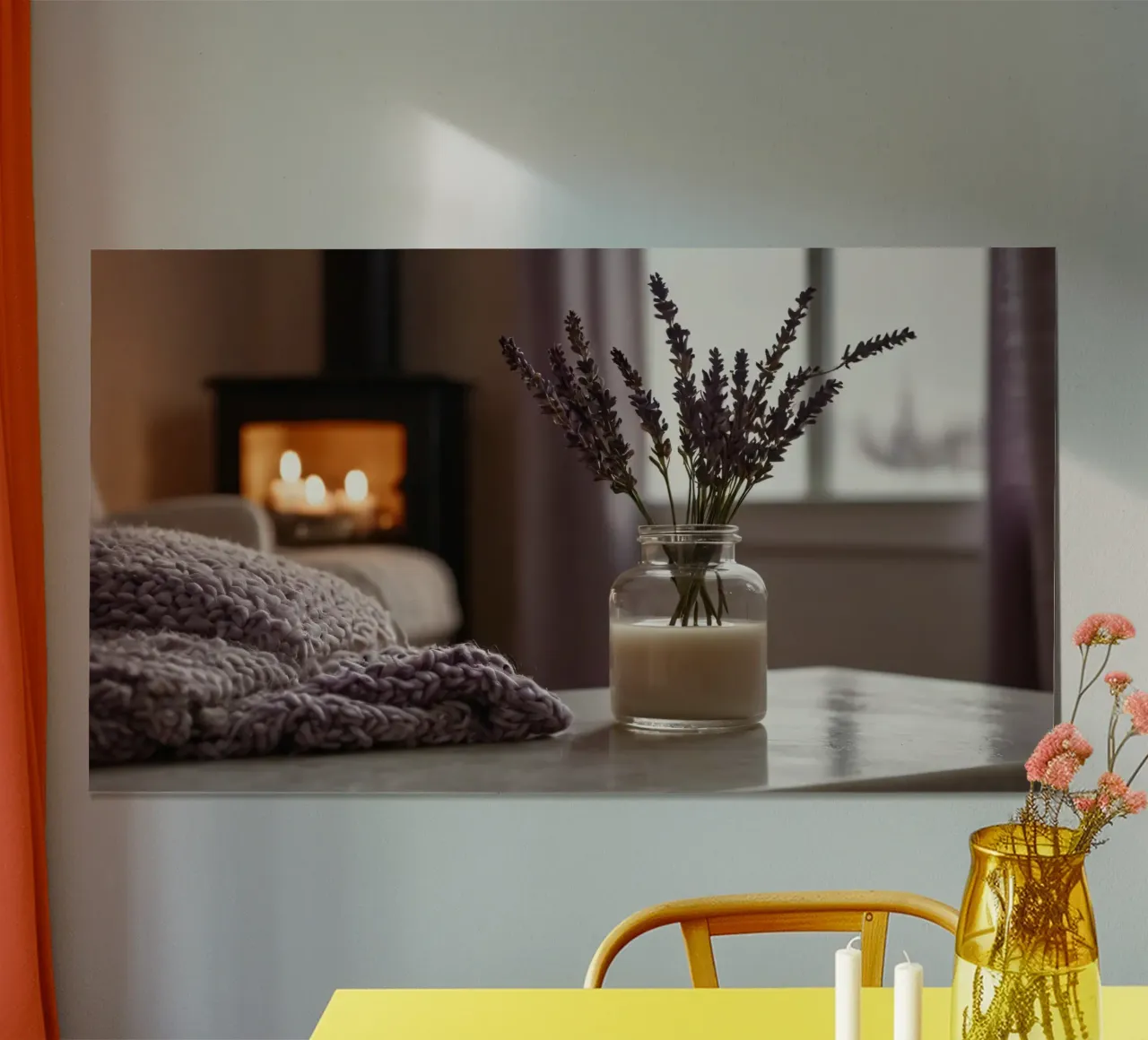Soggiorno accogliente con un bouquet di lavanda e un caldo caminetto poster con telaio in alluminio da DesignDoodle