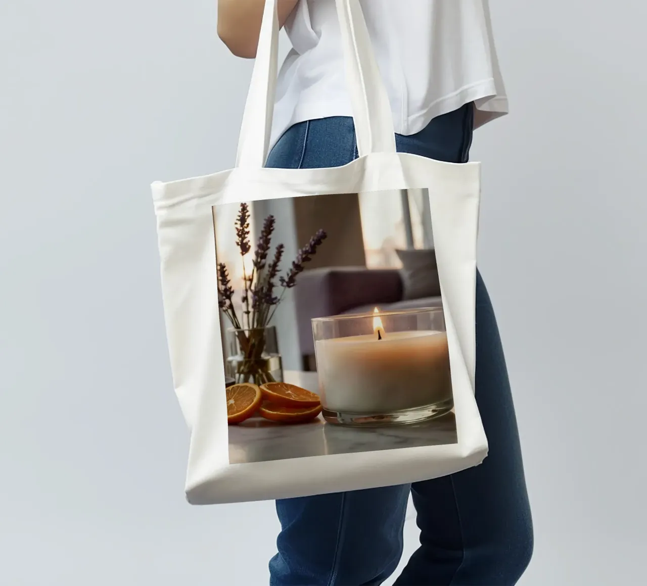 Ambiente interno rilassante con candela accesa e lavanda borsa in juta da DesignDoodle