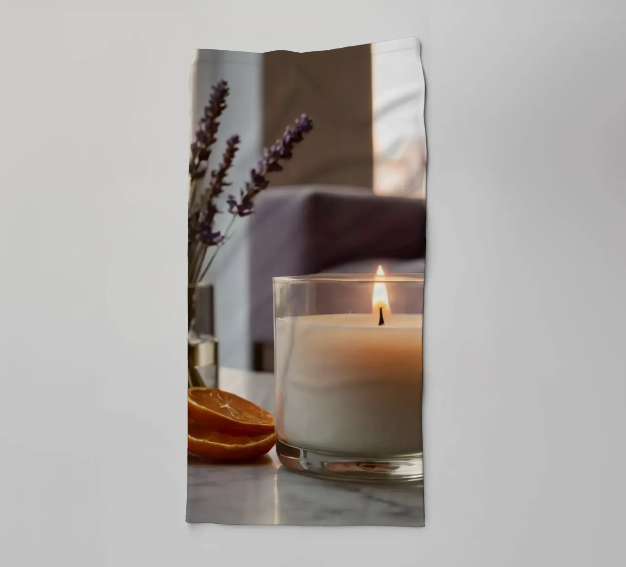 Ambiente interno rilassante con candela accesa e lavanda asciugamano da bagno da DesignDoodle