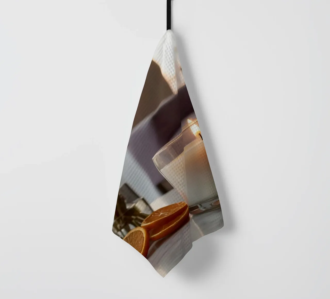 Ambiente interno rilassante con candela accesa e lavanda canovaccio da cucina da DesignDoodle