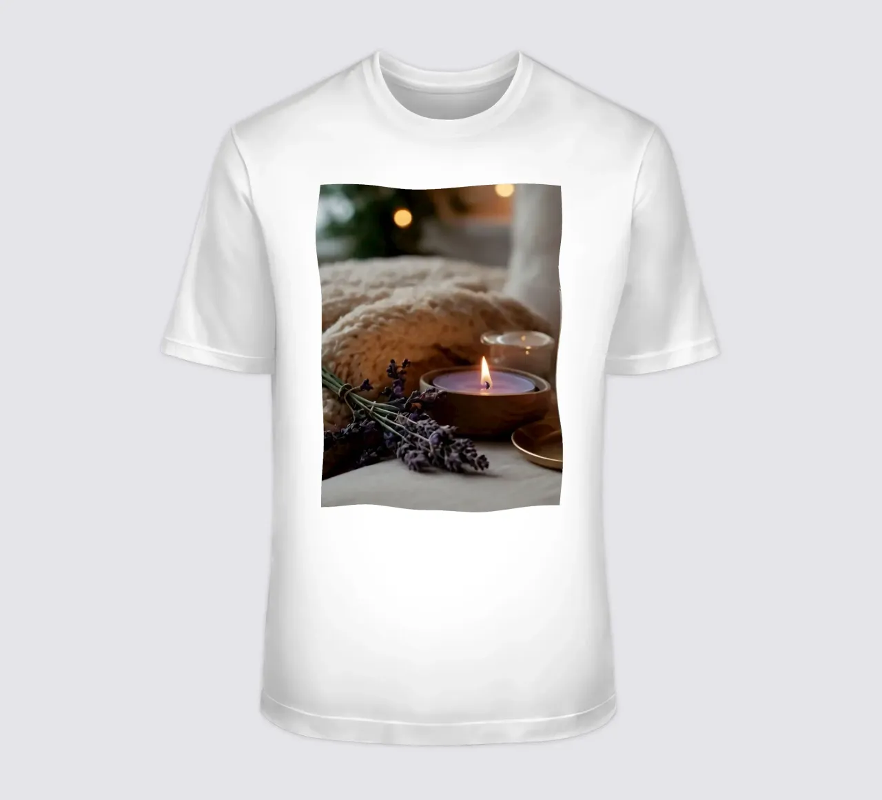Un allestimento accogliente con candele profumate e lavanda t-shirt da DesignDoodle