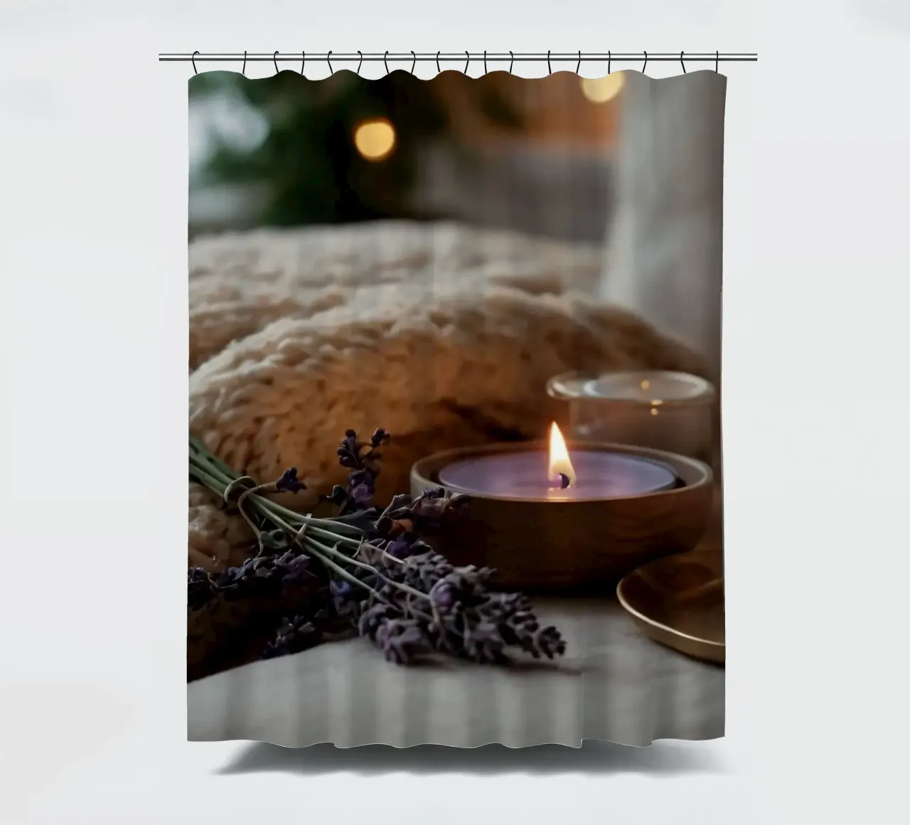 Un allestimento accogliente con candele profumate e lavanda tenda da doccia da DesignDoodle