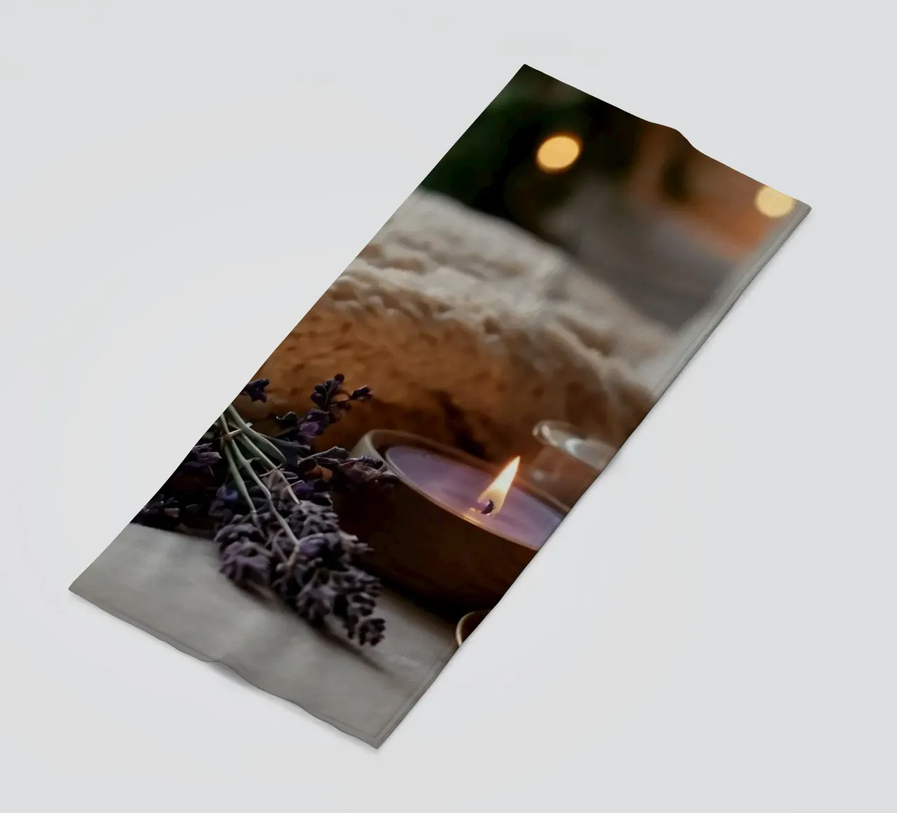 Un allestimento accogliente con candele profumate e lavanda telo mare da DesignDoodle