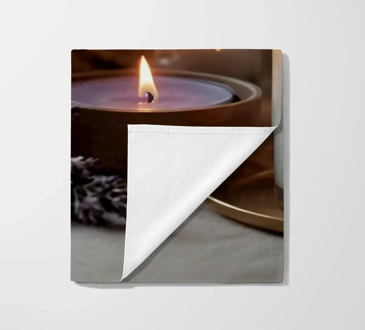 Un allestimento accogliente con candele profumate e lavanda telo mare da DesignDoodle