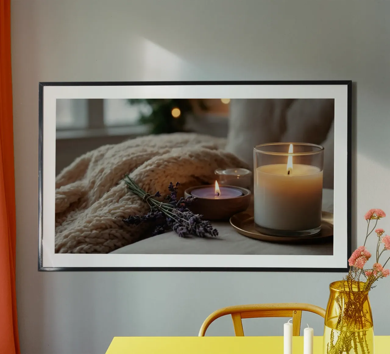 Un allestimento accogliente con candele profumate e lavanda poster con telaio in alluminio da DesignDoodle