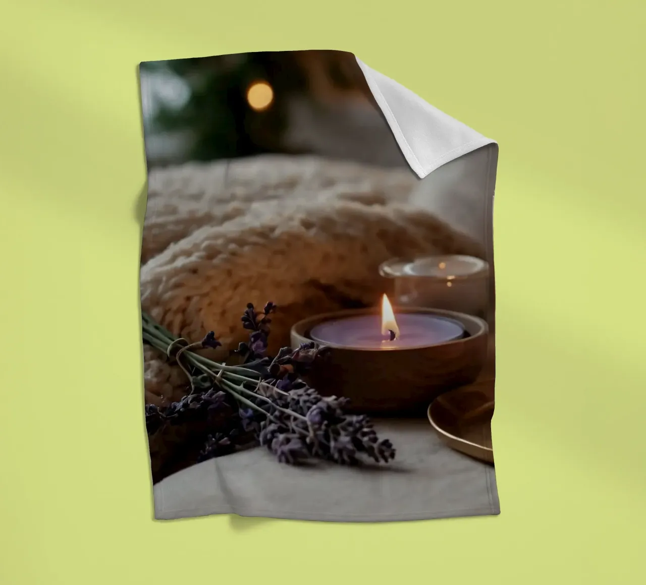 Un allestimento accogliente con candele profumate e lavanda coperta in pile da DesignDoodle