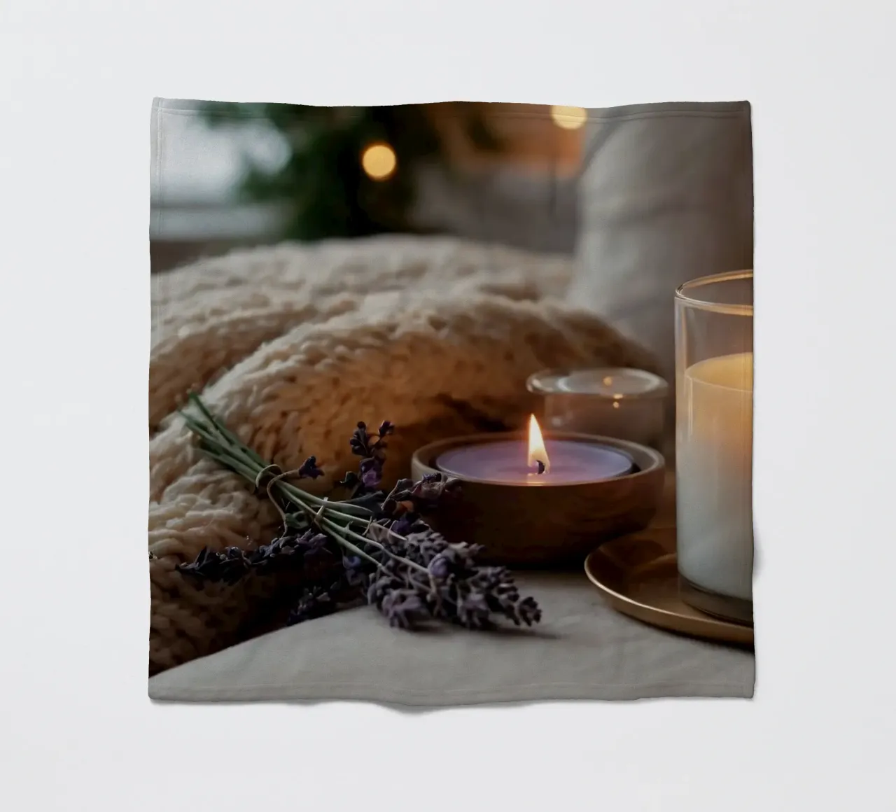 Un allestimento accogliente con candele profumate e lavanda coperta in pile da DesignDoodle