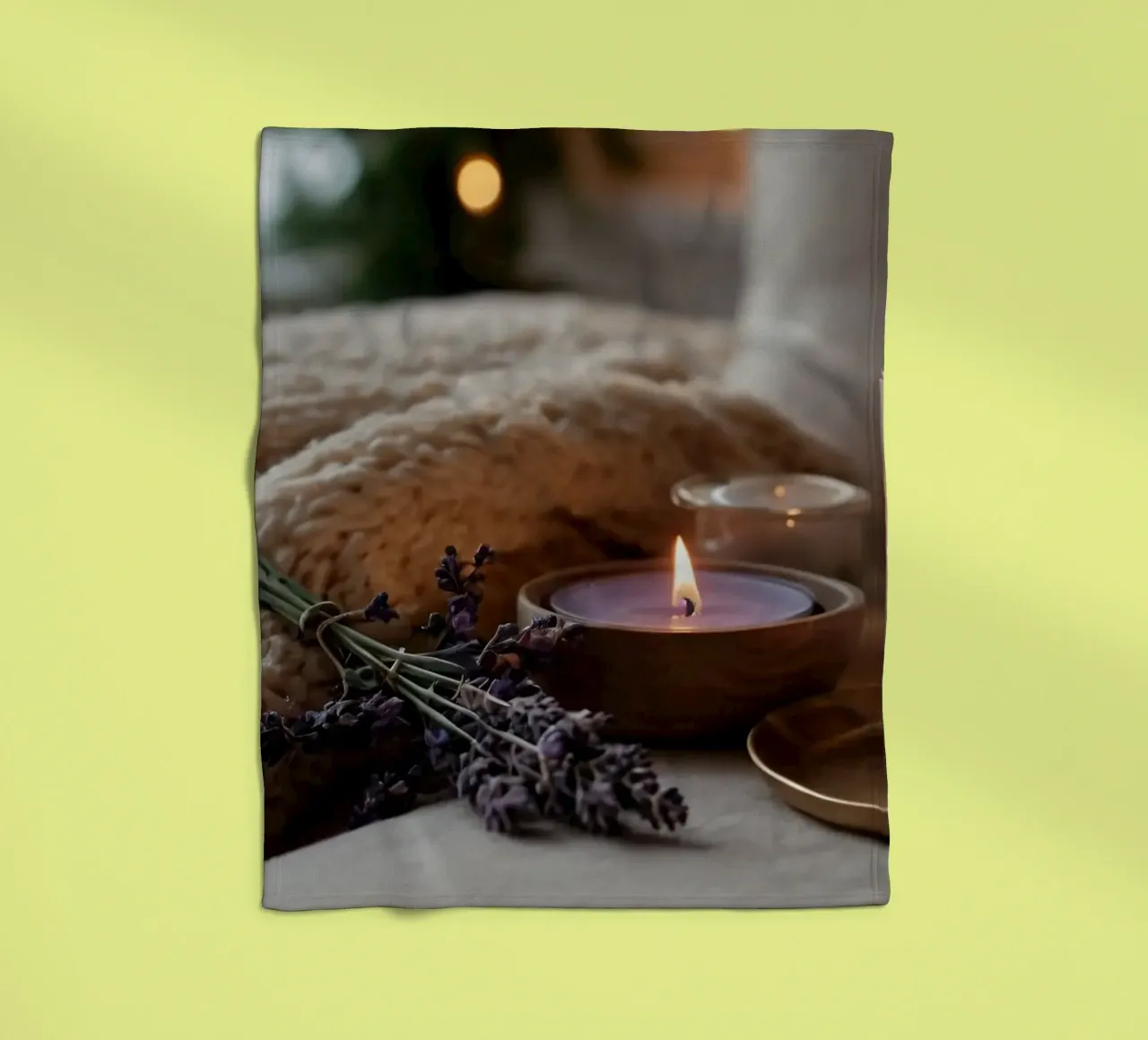 Un allestimento accogliente con candele profumate e lavanda coperta in pile da DesignDoodle