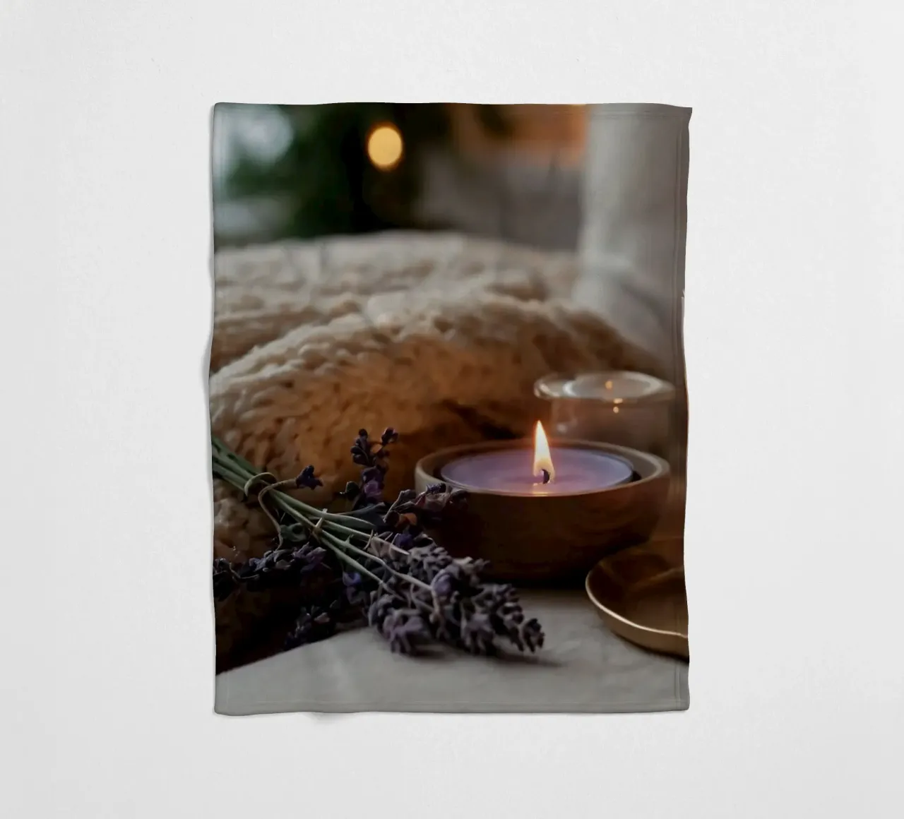 Un allestimento accogliente con candele profumate e lavanda coperta in pile da DesignDoodle