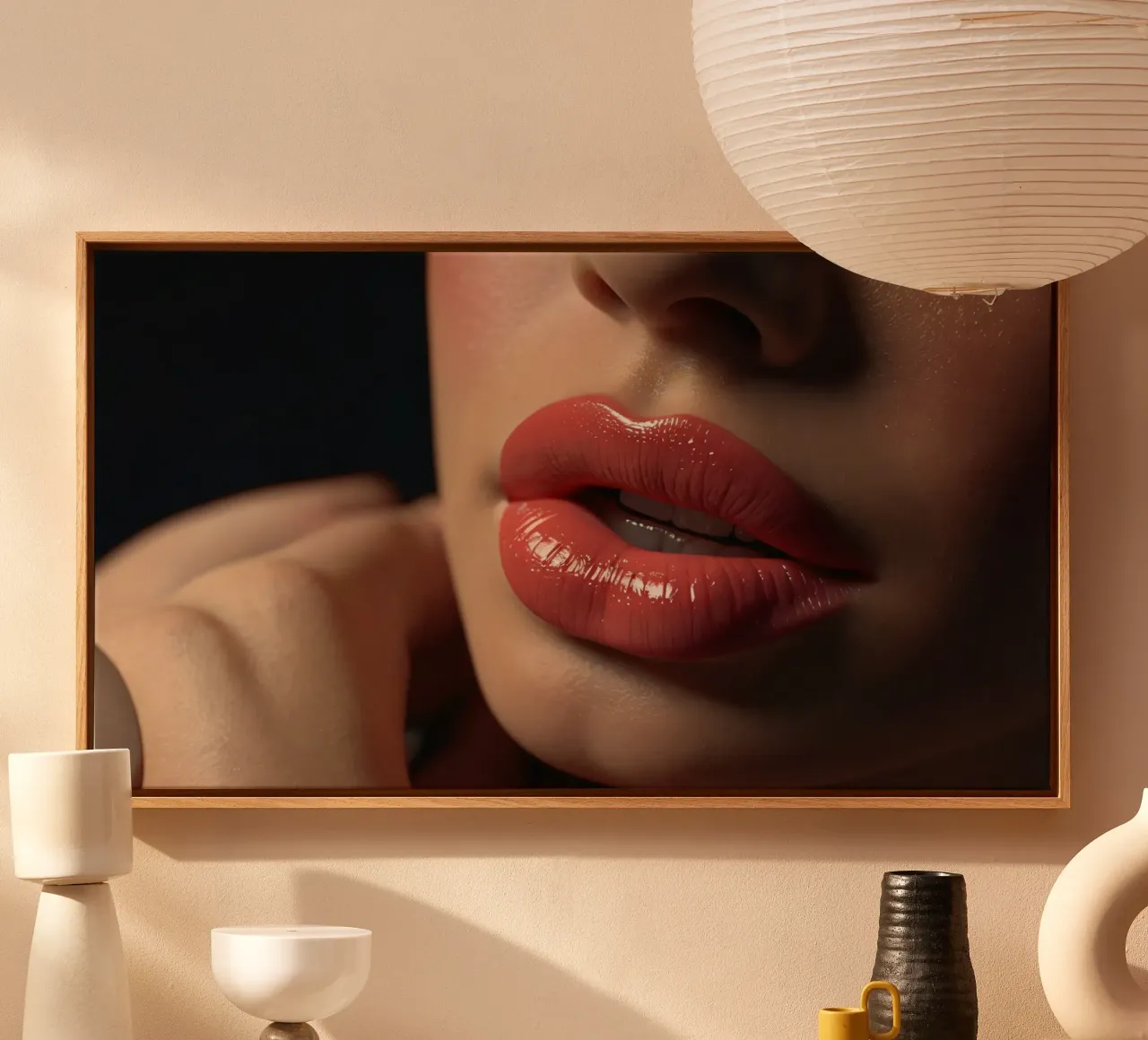 Primer plano de los labios de una mujer que lucen una barra de labios coral brillante lienzo con Marco flotante de DesignDoodle