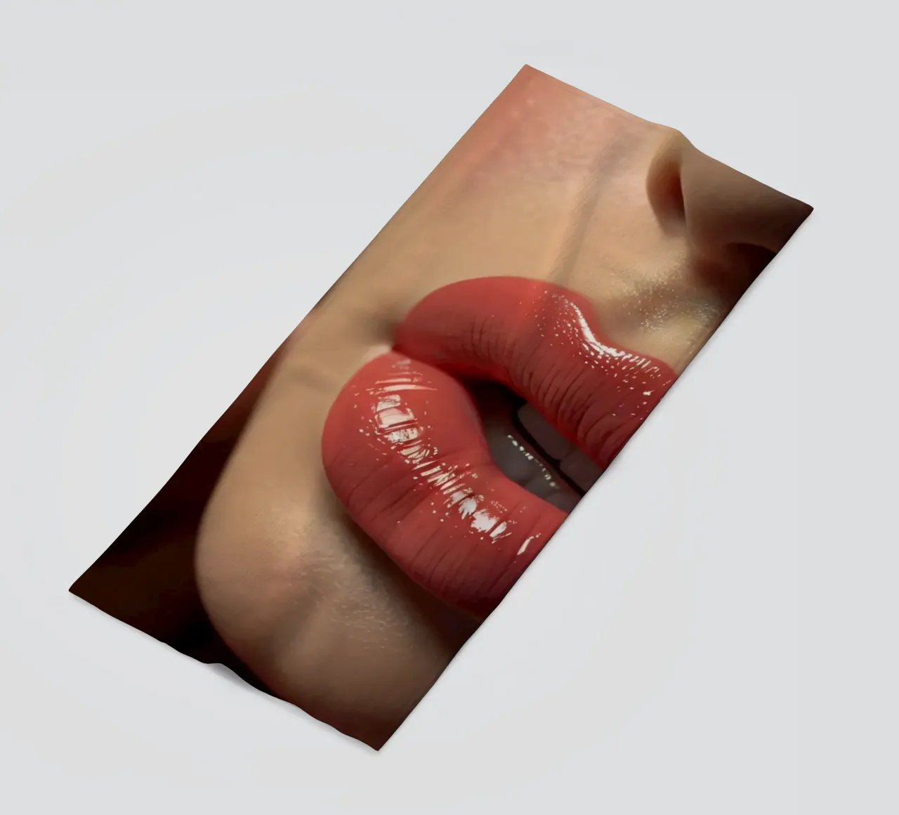 Primer plano de los labios de una mujer que lucen una barra de labios coral brillante toalla de playa de DesignDoodle
