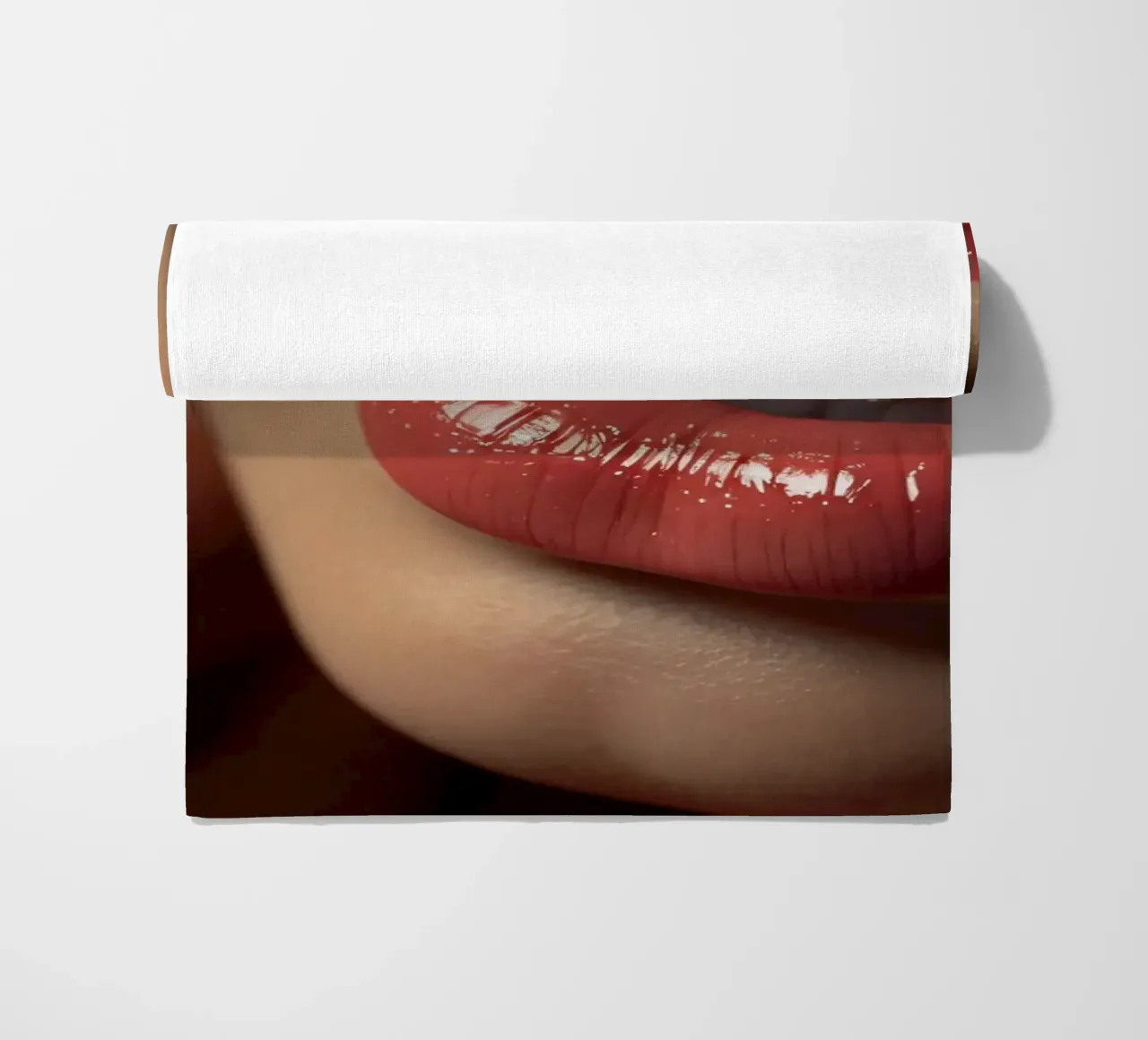 Primer plano de los labios de una mujer que lucen una barra de labios coral brillante toalla de playa de DesignDoodle