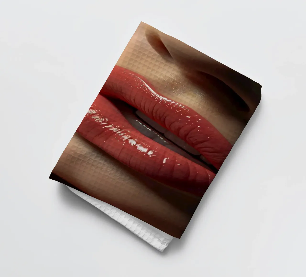 Gros plan sur les lèvres d'une femme arborant un rouge à lèvres corail brillant. torchon de DesignDoodle