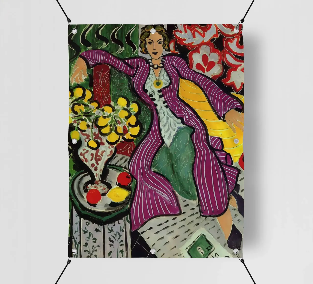 Donna con cappotto viola telo in pvc da Vonda Shop