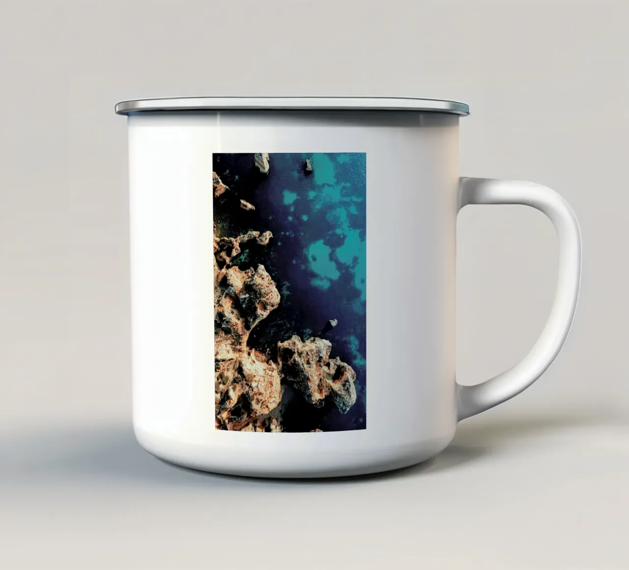 Coasts And Stones tazza in smalto da Sebastian Hilgetag