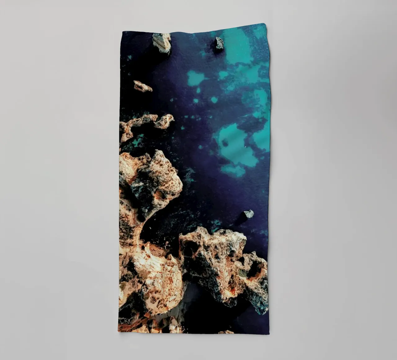 Coasts And Stones asciugamano da bagno da Sebastian Hilgetag