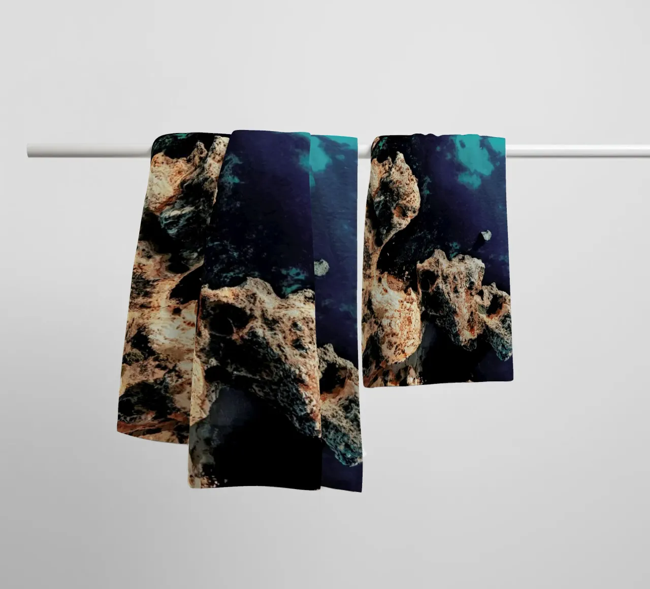 Coasts And Stones asciugamano da bagno da Sebastian Hilgetag