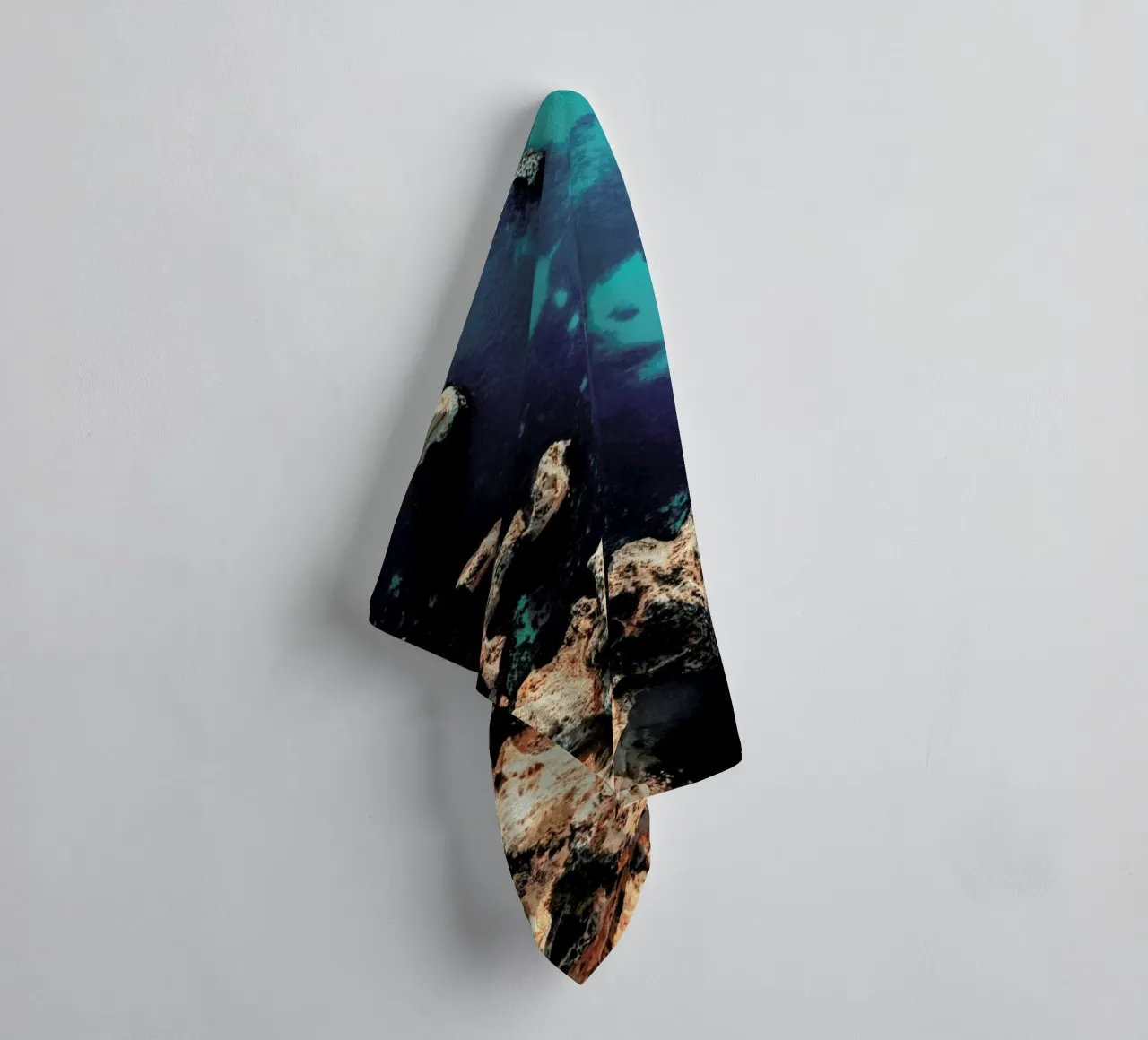 Coasts And Stones asciugamano da bagno da Sebastian Hilgetag
