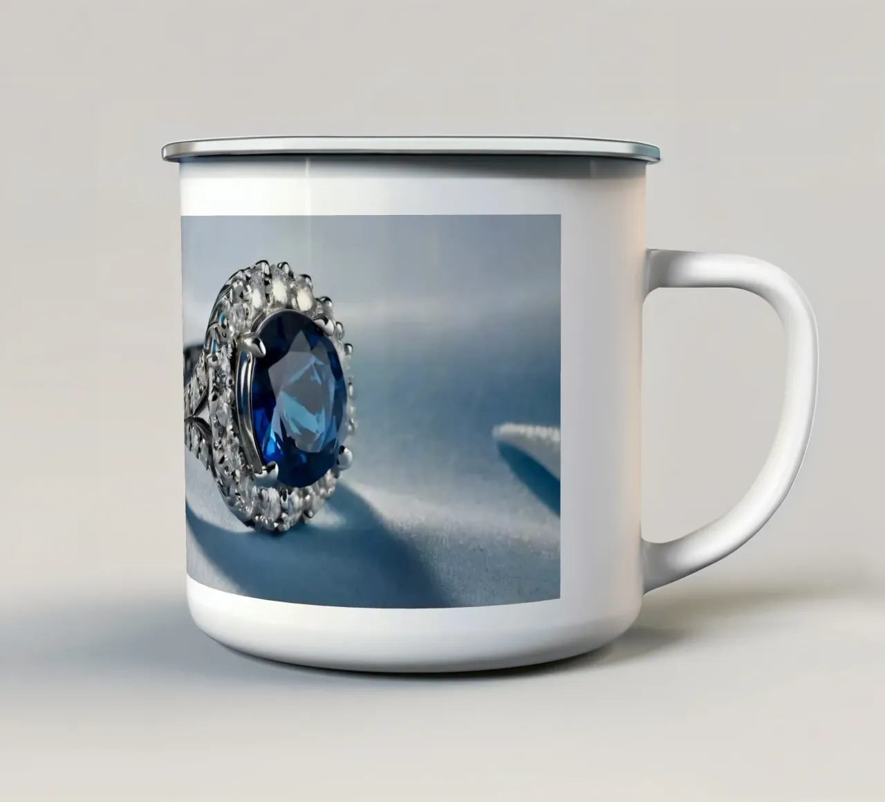 Elegante anello con gemma blu esposto su un morbido tessuto di raso tazza in smalto da DesignDoodle