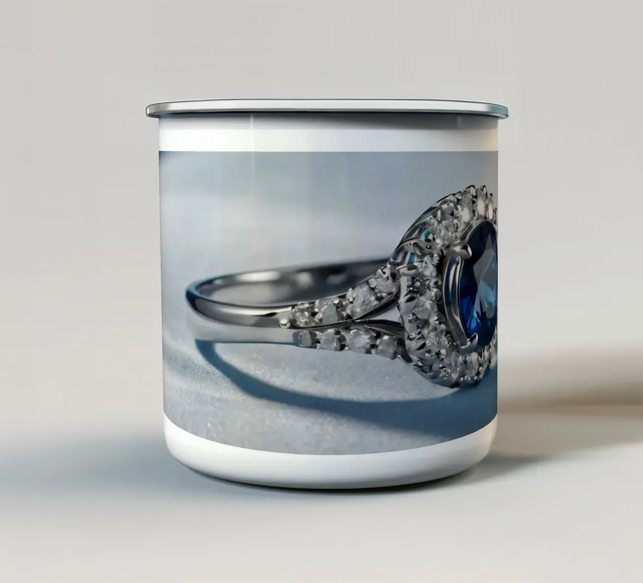 Elegante anello con gemma blu esposto su un morbido tessuto di raso tazza in smalto da DesignDoodle