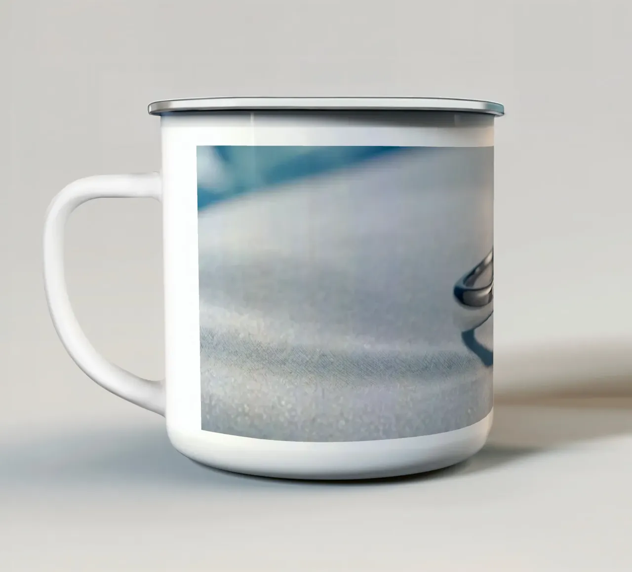 Elegante anello con gemma blu esposto su un morbido tessuto di raso tazza in smalto da DesignDoodle