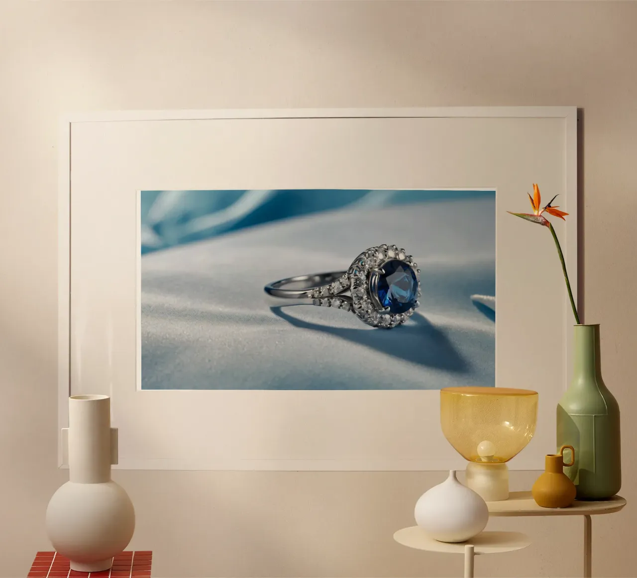 Elegante anello con gemma blu esposto su un morbido tessuto di raso poster con telaio in plastica da DesignDoodle