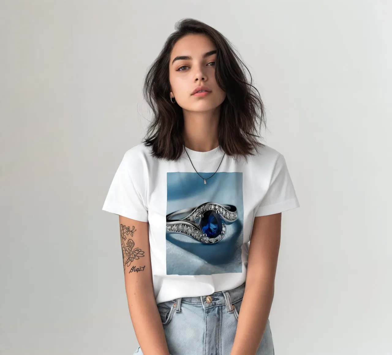 Elegante anello in argento con gemma di zaffiro t-shirt da DesignDoodle