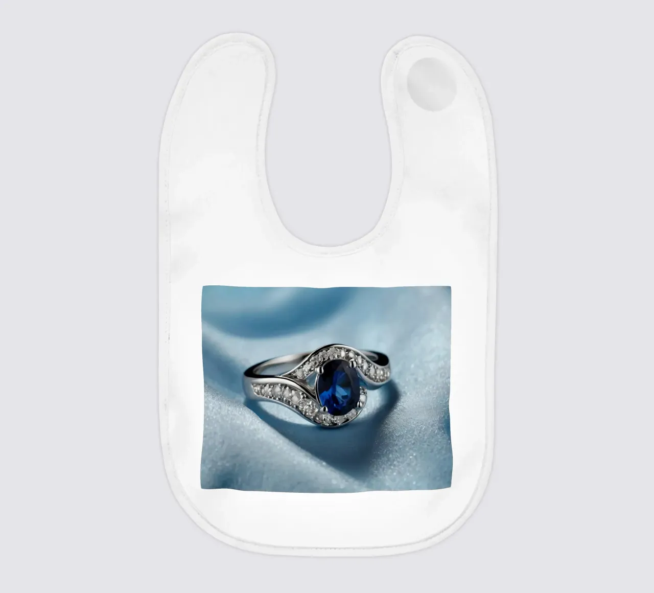 Elegante anello in argento con gemma di zaffiro bavaglino da DesignDoodle