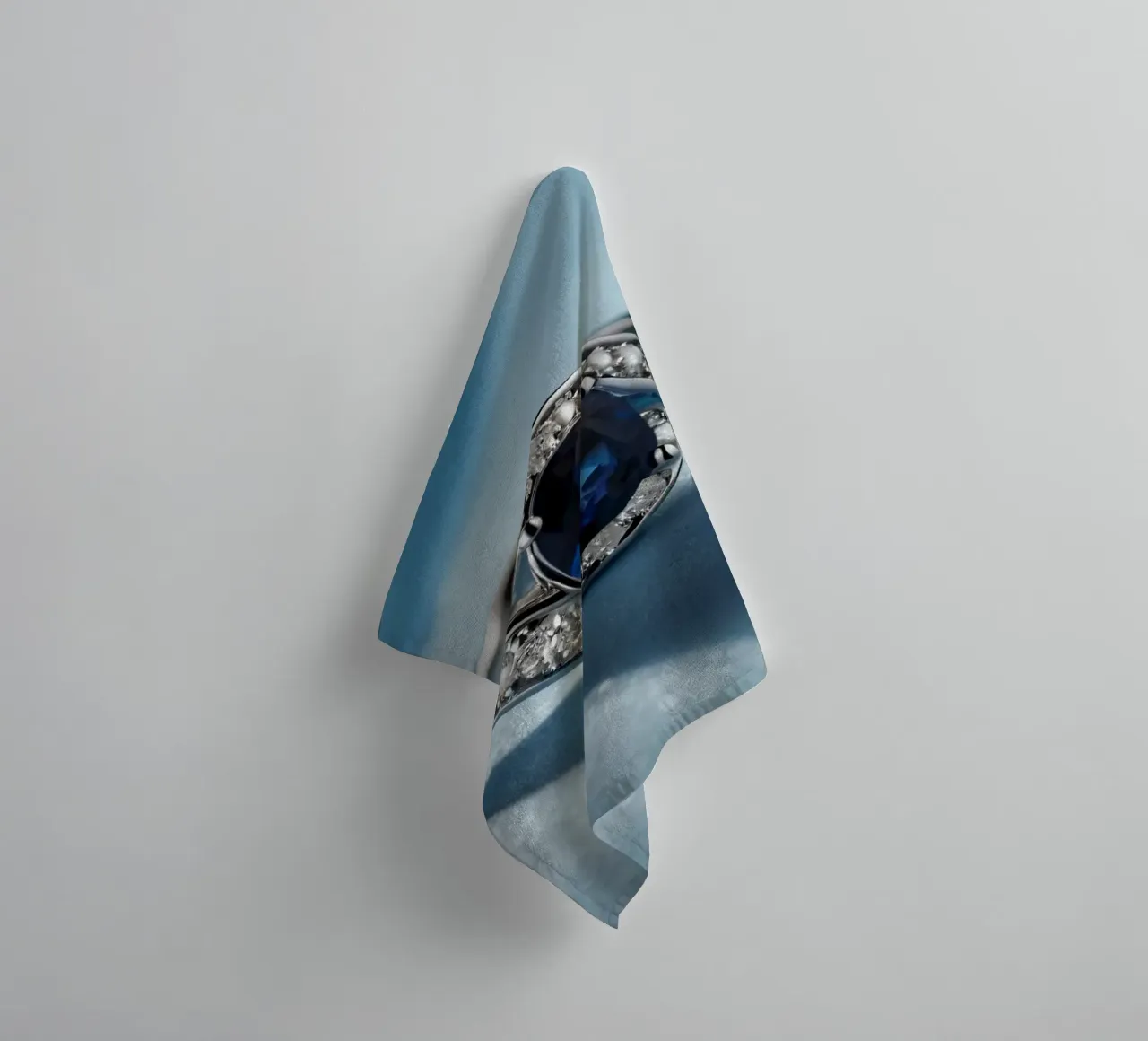Elegante anello in argento con gemma di zaffiro asciugamano da bagno da DesignDoodle
