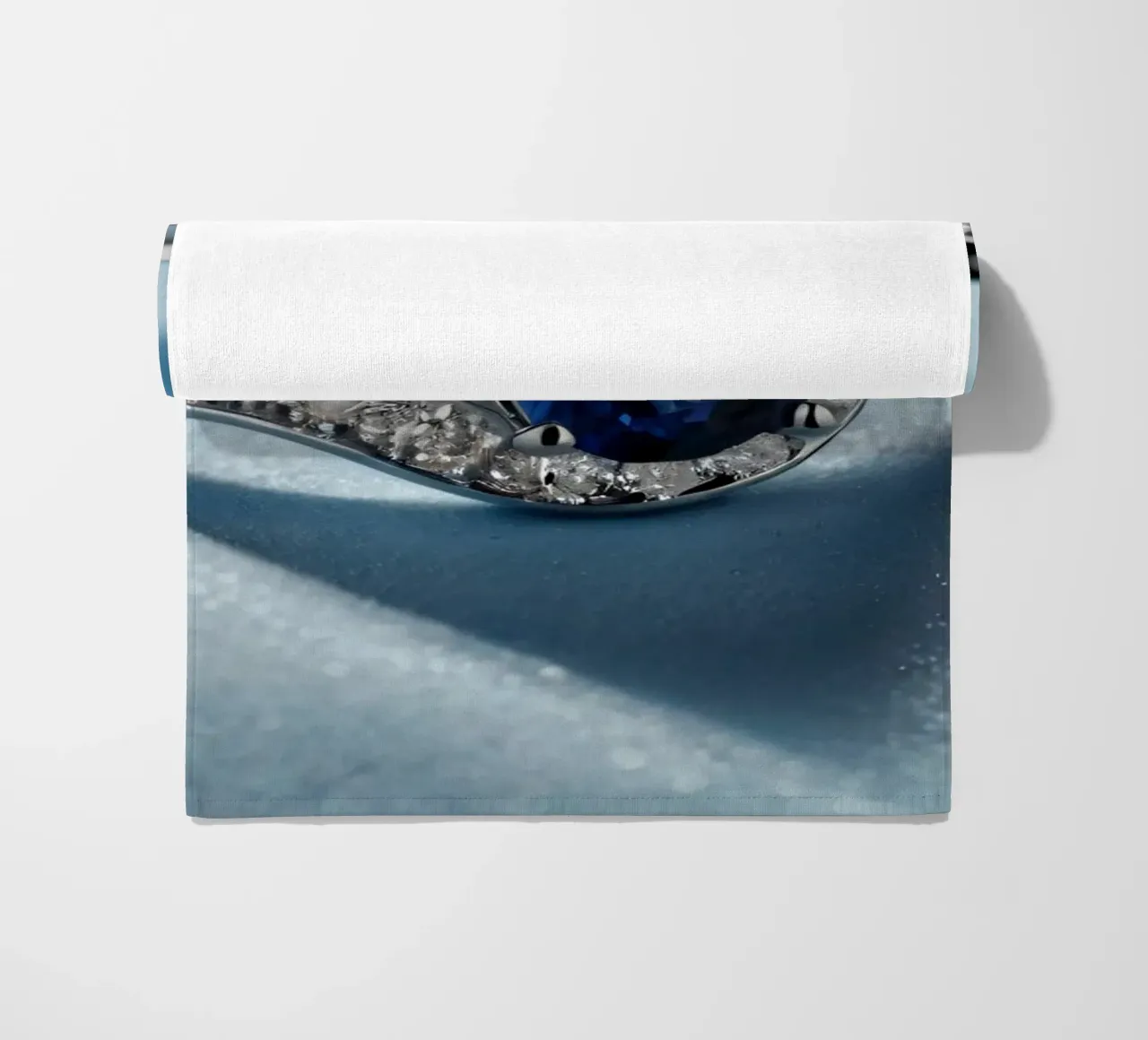Elegante anello in argento con gemma di zaffiro telo mare da DesignDoodle