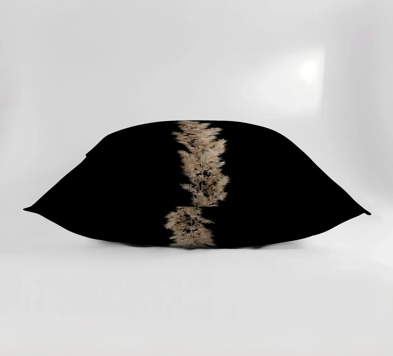 Minimal Pampas Grass On Black cuscino da Studio Nahili
