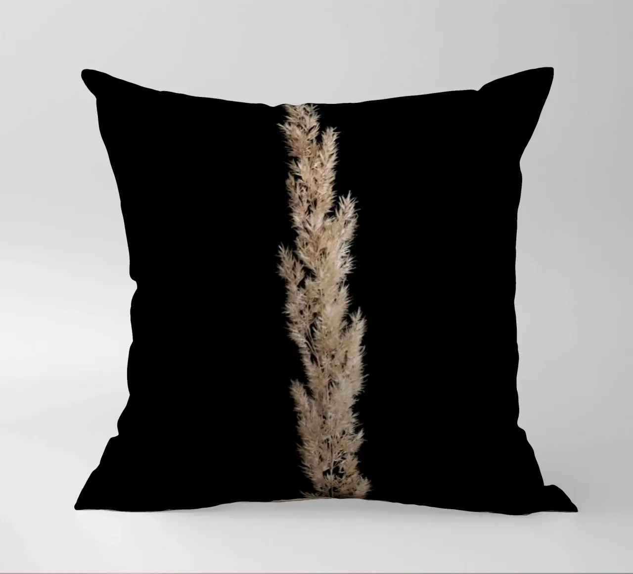 Minimal Pampas Grass On Black cuscino da Studio Nahili