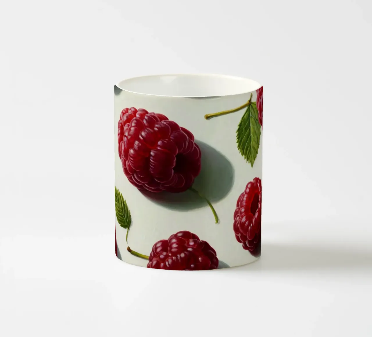 Lamponi appena raccolti sparsi su uno sfondo chiaro tazza in ceramica da DesignDoodle